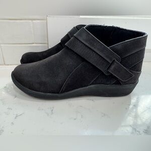 Like new women’s Clark cushion black suede boots size 7.5